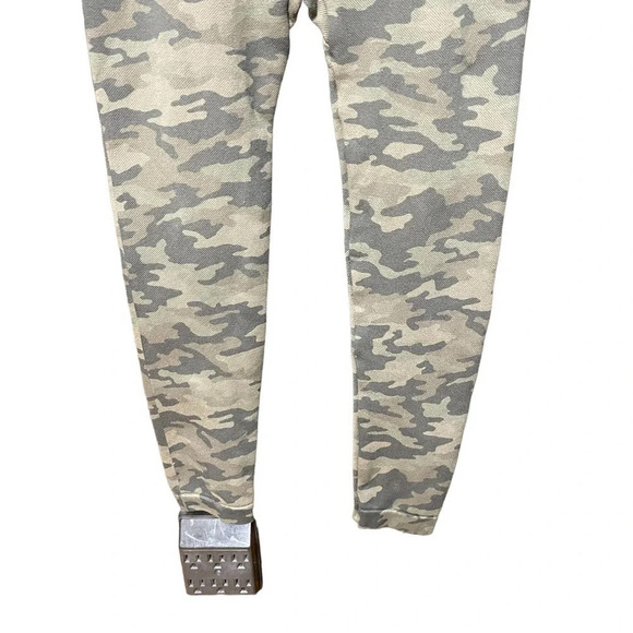 Spanx Look At Me Now Seamless Cropped Leggings Green Camo‎ Print Size Small - Picture 4 of 6